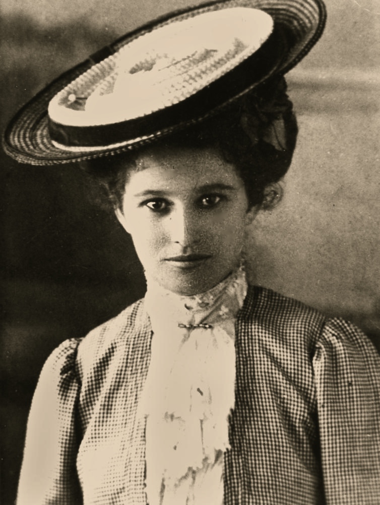 StateLibQld_1_132831_Head_and_shoulders_portrait_of_a_young_woman,_1900-1910.jpg